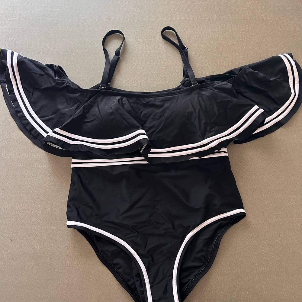 MeetCurve Black & White One Piece Ruffle Top Swimsuit Size L